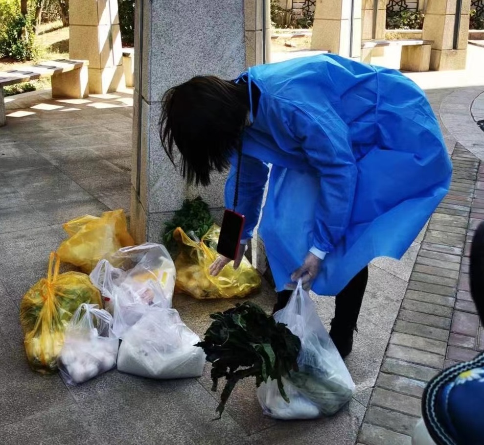 客服管家风雨无阻为业主送生活物资.jpg