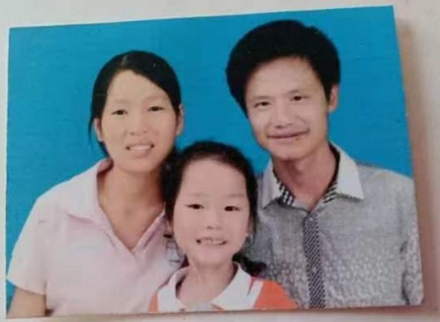 张梦婷（中）幼时与父母合影，右为张梦婷父亲张怡发.jpg